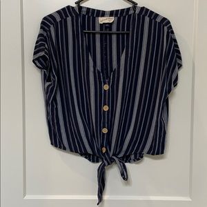 Tie front top Universal Thread Small